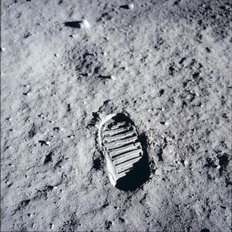 След обуви Нила Армстронга на Луне